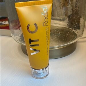 Rodial Vit C Papaya Enzyme Scrub